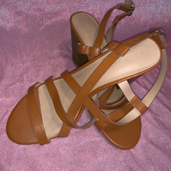 1 black 1 tan sandal! - Picture 7 of 7